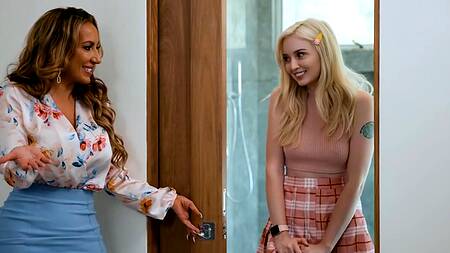 Мать и отец развлекаются с новой девушкой сына