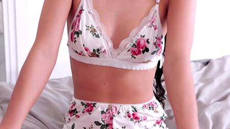 Принесла любимому завтрак в постель и отдалась в узкую киску