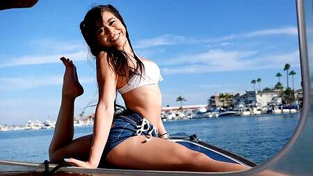 Улыбчивая милашка 18 лет соблазняет на секс на катере