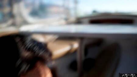 Улыбчивая милашка 18 лет соблазняет на секс на катере