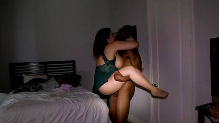 Сочная мамаша ебется в номере отеля с черным соседом