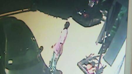 Сочная мамаша ебется в номере отеля с черным соседом