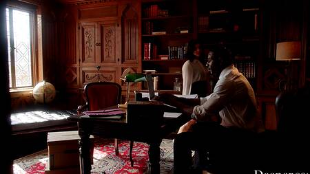 Помощница отвлекает черного босса на дикий секс