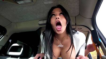 Таксист живет в машине и трахает красивую пассажирку