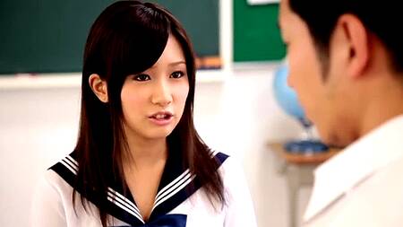 Милая японская студентка ебется с футбольной командой