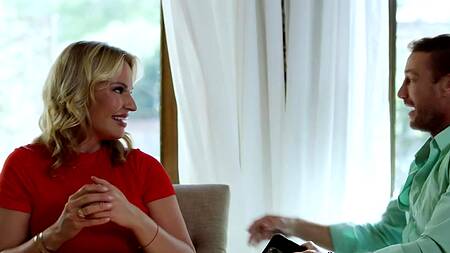 Мужик в образе рестлера трахает белокурую красотку