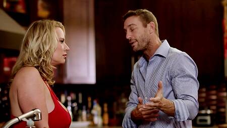 Мужик в образе рестлера трахает белокурую красотку