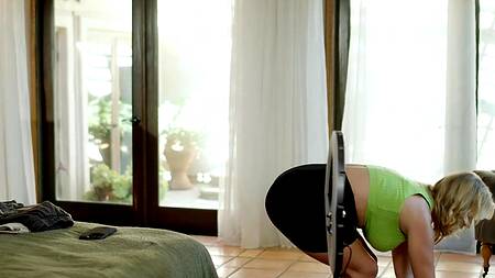 Мужик в образе рестлера трахает белокурую красотку