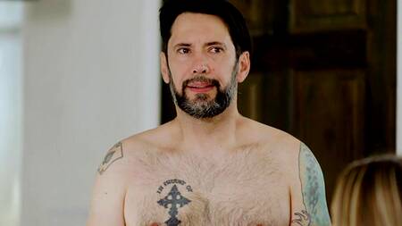 Мужик в образе рестлера трахает белокурую красотку