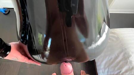 Грудастая милфа расстегивает латексный костюм и садится на хуй