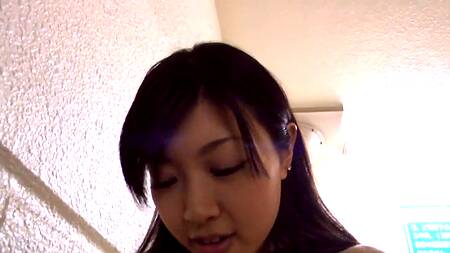 Заманил к себе милую студентку азиатку и жарко трахает её