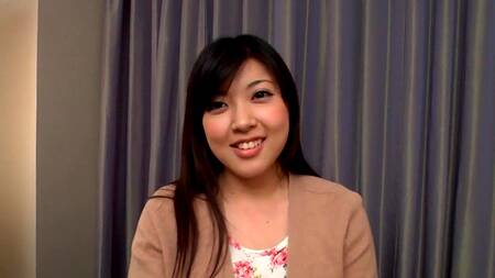 Заманил к себе милую студентку азиатку и жарко трахает её