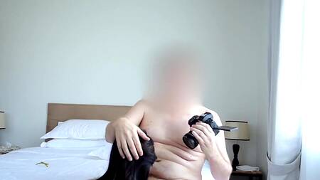 Лижет киску стройной азиатки и трахает её на кровати