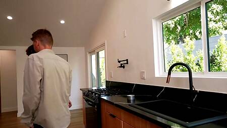 Остался наедине с рыжей домработницей, которой захотелось секса