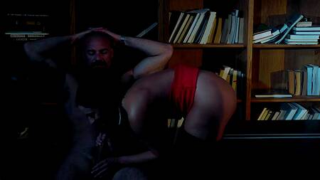 Смотрит на прошлогодний секс и лижет киску блондинки