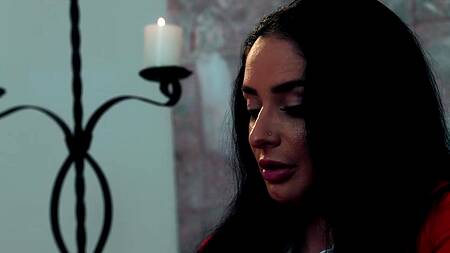 Смотрит на прошлогодний секс и лижет киску блондинки