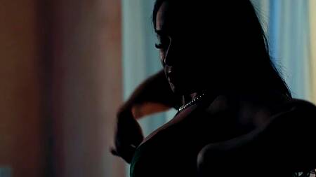 Смотрит на прошлогодний секс и лижет киску блондинки