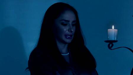 Смотрит на прошлогодний секс и лижет киску блондинки