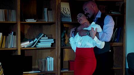 Смотрит на прошлогодний секс и лижет киску блондинки