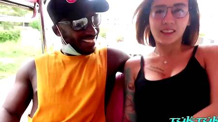 Азиатка прогулялась с двумя туристами и ебется с ними в отеле