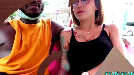 Азиатка прогулялась с двумя туристами и ебется с ними в отеле