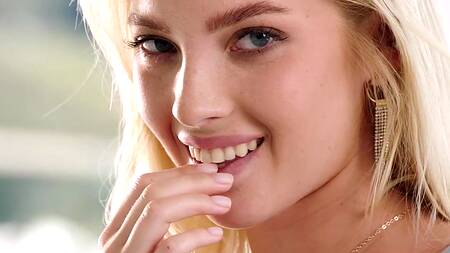 Отвез няню домой и заодно страстно трахнул