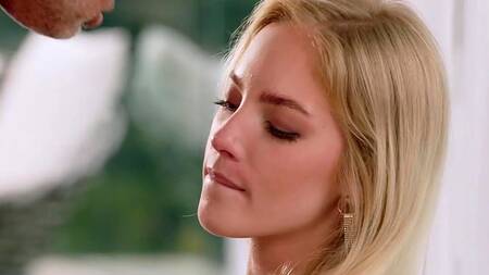 Отвез няню домой и заодно страстно трахнул