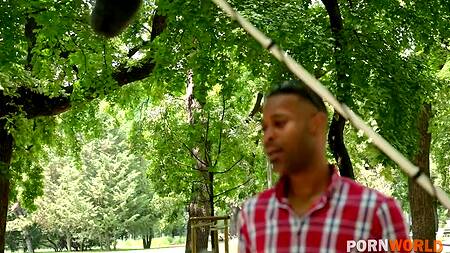 Занялась спортом на площадке и отдалась двум парням во все дырки