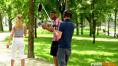 Занялась спортом на площадке и отдалась двум парням во все дырки