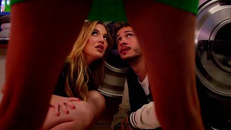 Парень в прачечной трахает молодую девушку и милфу