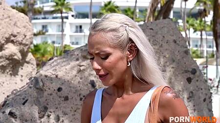 Белокурая латинка на отдыхе наслаждается двойным проникновением