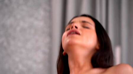 Застал красивую сводную сестру за ласками бритой киски