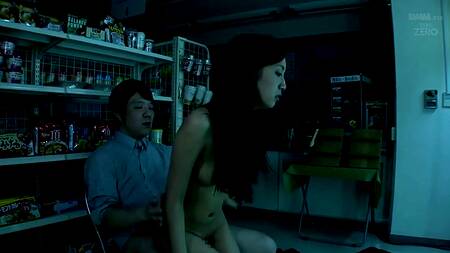 Заподозрил красотку в воровстве и развел на секс в магазине