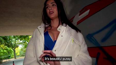 Грудастая милашка согласна на секс за деньги