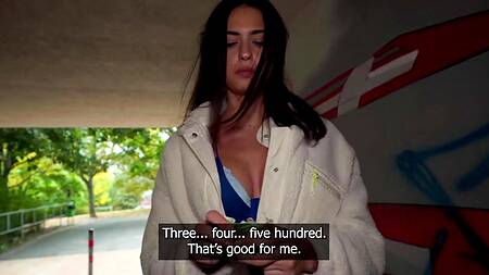 Грудастая милашка согласна на секс за деньги