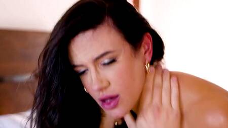 Сексуальная милфа завела себе молодого любовника