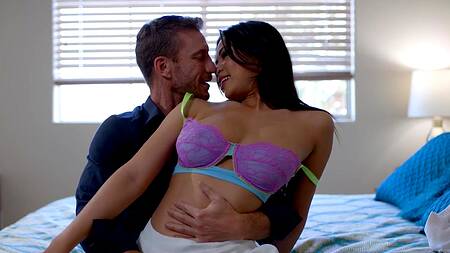 Красивая жена друга хочет изменить своему мужу