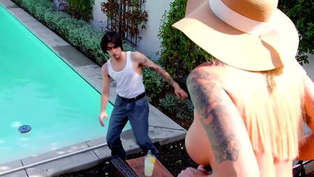 Зрелая хозяйка раздевается и соблазняет чистильщика бассейна