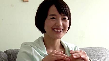 Напоил милую японку чаем и стал к ней приставать