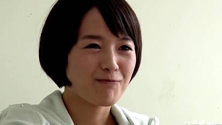 Напоил милую японку чаем и стал к ней приставать