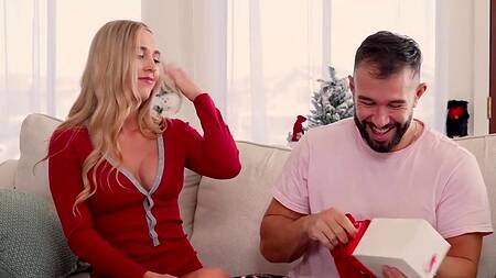 Супружеская пара на новый год занялась групповым сексом