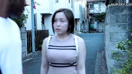 Негр гостит в японской пары и трахает милую девушку