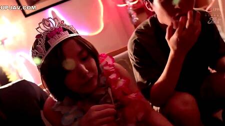 Негр гостит в японской пары и трахает милую девушку