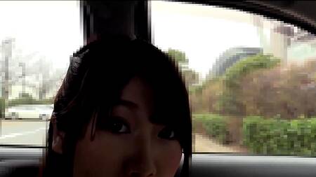 Доставил вибратор на свидании и взялся ласкать киску японки в машине