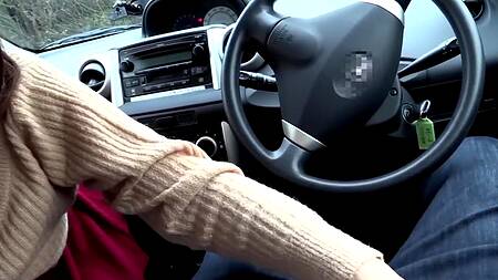 Доставил вибратор на свидании и взялся ласкать киску японки в машине