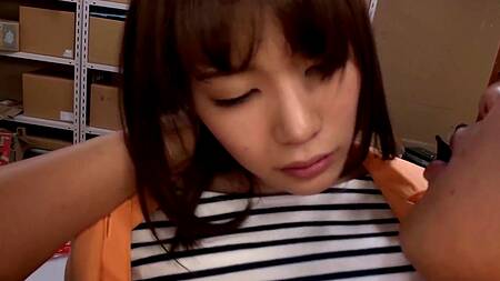 Директор магазина трахает милую японскую студентку на работе