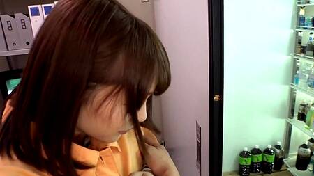 Директор магазина трахает милую японскую студентку на работе