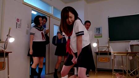 Милая японка трахается как с учителем, так и с однокурсниками