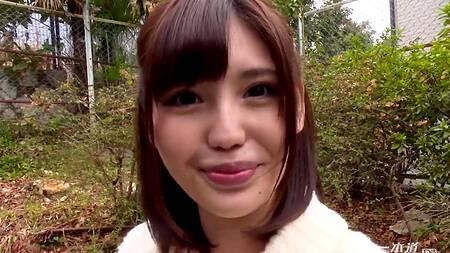 Прогулка возбуждает японку, ведь у неё в трусиках вибратор