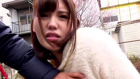 Прогулка возбуждает японку, ведь у неё в трусиках вибратор